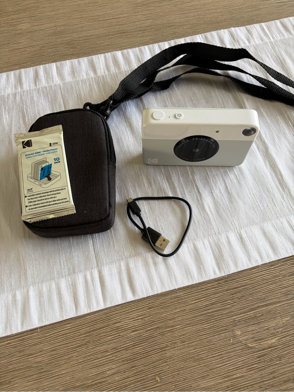 Kodak Printomatic Instant Camera Bundle - Zink Paper & Case